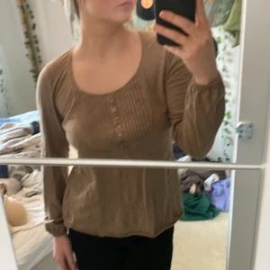 Söt ljusbrun topp! - Säljer den här pga inte använt på länge! Jättesöt tröja köpt på second hand, säljer för 25 kr! 😊😊