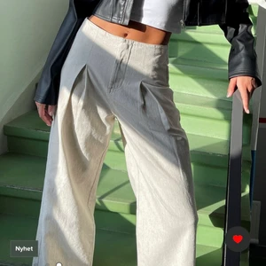 Linnebyxor  - Trendiga jätte snygga byxor, perfekt för sommarn. Orginal pris 629 kr, men säljer för 500kr + frakt. Har i både storlek 34 & 36. Säljer för fel storlek för mig, de e endast testade 1 gång