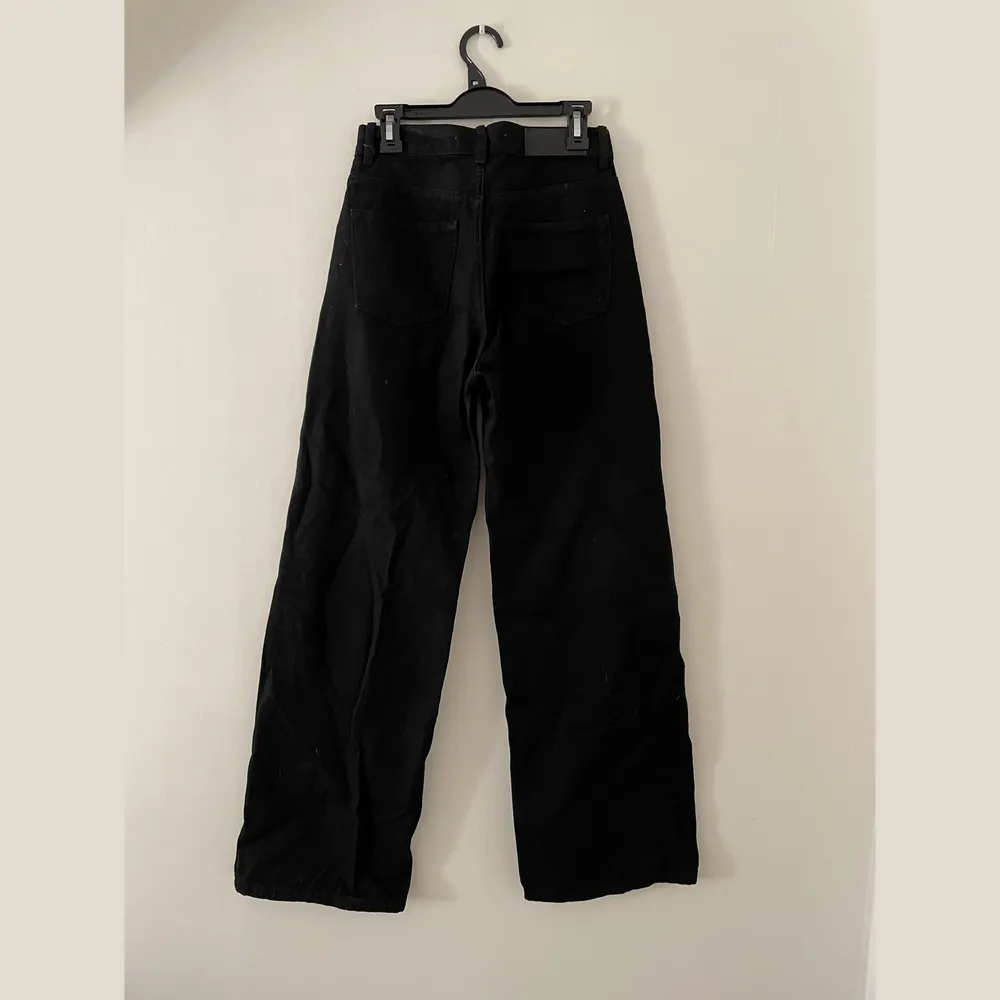 Raka jeans från Junkyard i svart. Storlek 25 (passar mig som är S). Nypris 499kr, säljer för 200kr + frakt (frakt kan variera utöver skrivet pris). . Jeans & Byxor.