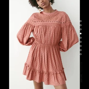 Trendig zara klänning  - Säljer en jättefin slutsåld klänning från zara!!🥰Den är helt ny med prislappen kvar. Jag har storlek M i klänning men skulle även passa en som bär S-L