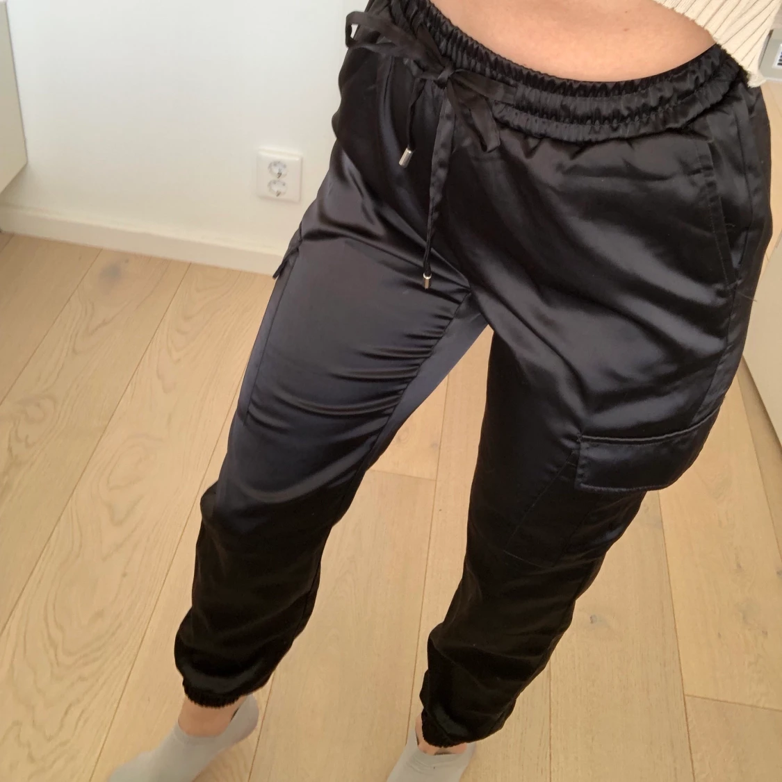 Svarta cargo byxor i silke - 91