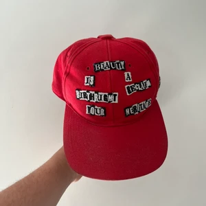 Valentino keps - Fet Valentino keps                       Size:57                                          E                                                                                                                       T                     Köparen står för frakten