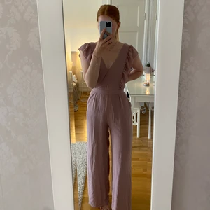 SÅLD Jumpsuit i gammelrosa/lavendel - Drömmig och supersöt jumpsuit från Bikbok som tyvärr inte kommit till användning. Strl. XS.                       Jag står för frakten.
