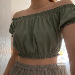 Ljusgrön topp - En gammal favvo som fått för lite kärlek på sistone! Två lappar som skavde och galgsnören har jag klippt av men inget som syns eller blivit fult. Jag står för frakten!