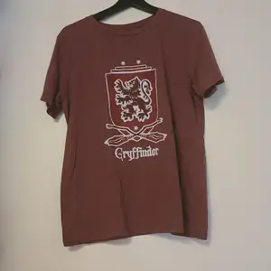 Gryffindor t-shirt. Använd fåtal gånger. Köpt på Primark i London.