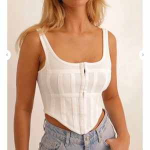 Chiquelle topp storlek S - Tröjan är helt ny och lappen sitter kvar. Jag har provat den en gång. S var den minsta storleken dom hade vilket var för stor på mig. Är 166cm lång och bär vanligtvis XS. Pris kan diskuteras. Original pris 279kr