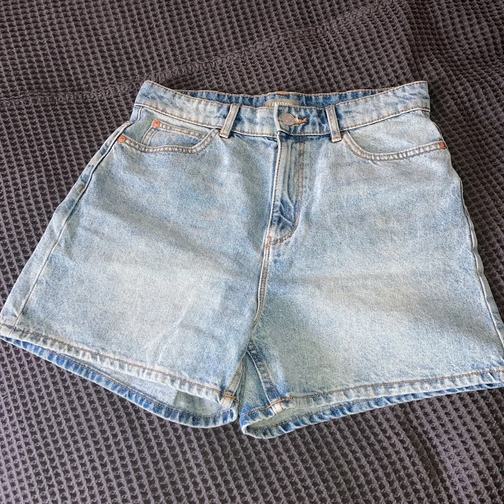 Blå jeansshorts, högmidjade från Lindex i Strlk 36. Mycket fint skick, använda ett fåtal gånger! 🧵. Shorts.