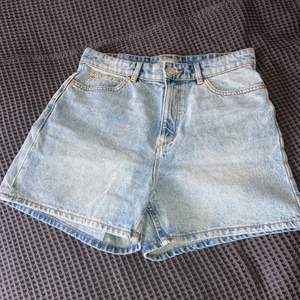 Blå jeansshorts, högmidjade från Lindex i Strlk 36. Mycket fint skick, använda ett fåtal gånger! 🧵