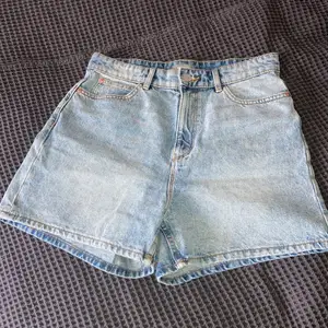 Blå jeansshorts, högmidjade från Lindex i Strlk 36. Mycket fint skick, använda ett fåtal gånger! 🧵