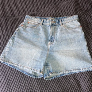 JEANSSHORTS || LINDEX - Blå jeansshorts, högmidjade från Lindex i Strlk 36. Mycket fint skick, använda ett fåtal gånger! 🧵