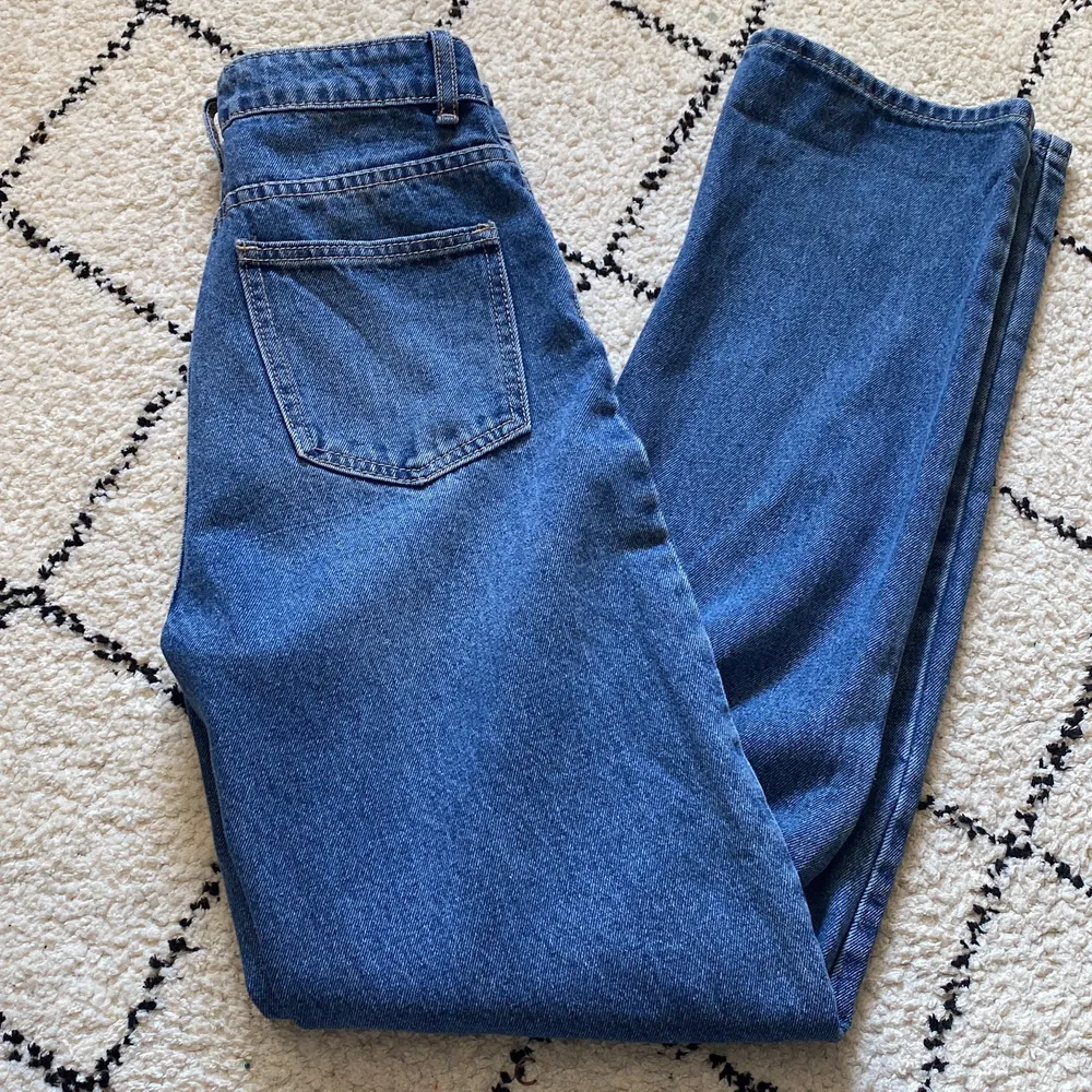 Jeans, köpta second hand! Jag skulle säga att de är storlek 26/27 i midjan och längd 34, <3! (skriv för fler bilder) . Jeans & Byxor.
