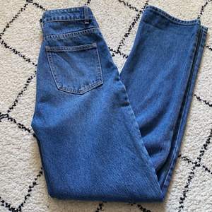 Jeans, köpta second hand! Jag skulle säga att de är storlek 26/27 i midjan och längd 34, <3! (skriv för fler bilder) 