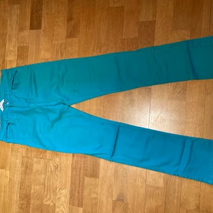 H&M byxor lite använd  - H&M byxor 170cm. Lite använd bara några gånger