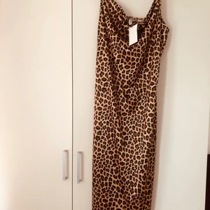 Klänningar  - Helt nya