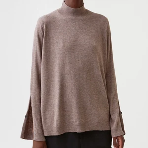 HOPE mjuk tröja i merinoull  - Suuuuper fin tröja i merinoull från HOPE. Alldeles för stor för mig så har inte kommit till användning. Mysig, mjuk, unik och skön☀️ Den blir oversized för mig som är 158 cm. Köpt för 1500kr.