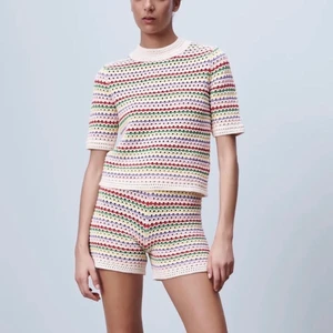 Zara virkat färgglatt set - Ett virkat helt slutsålt SET från zara med shorts och topp. Oanvänt. Storlek small shorts medium på topp 