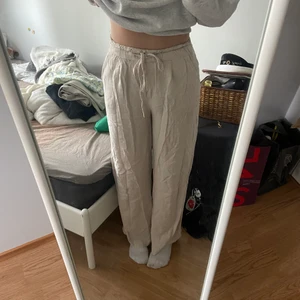 Linnebyxor  - Linnebyxor från hm jag köpte förra året men säljer nu för jag har köpt ett par andra. Inte strukna på bilden. Jättesköna och snygga! I bra skick.