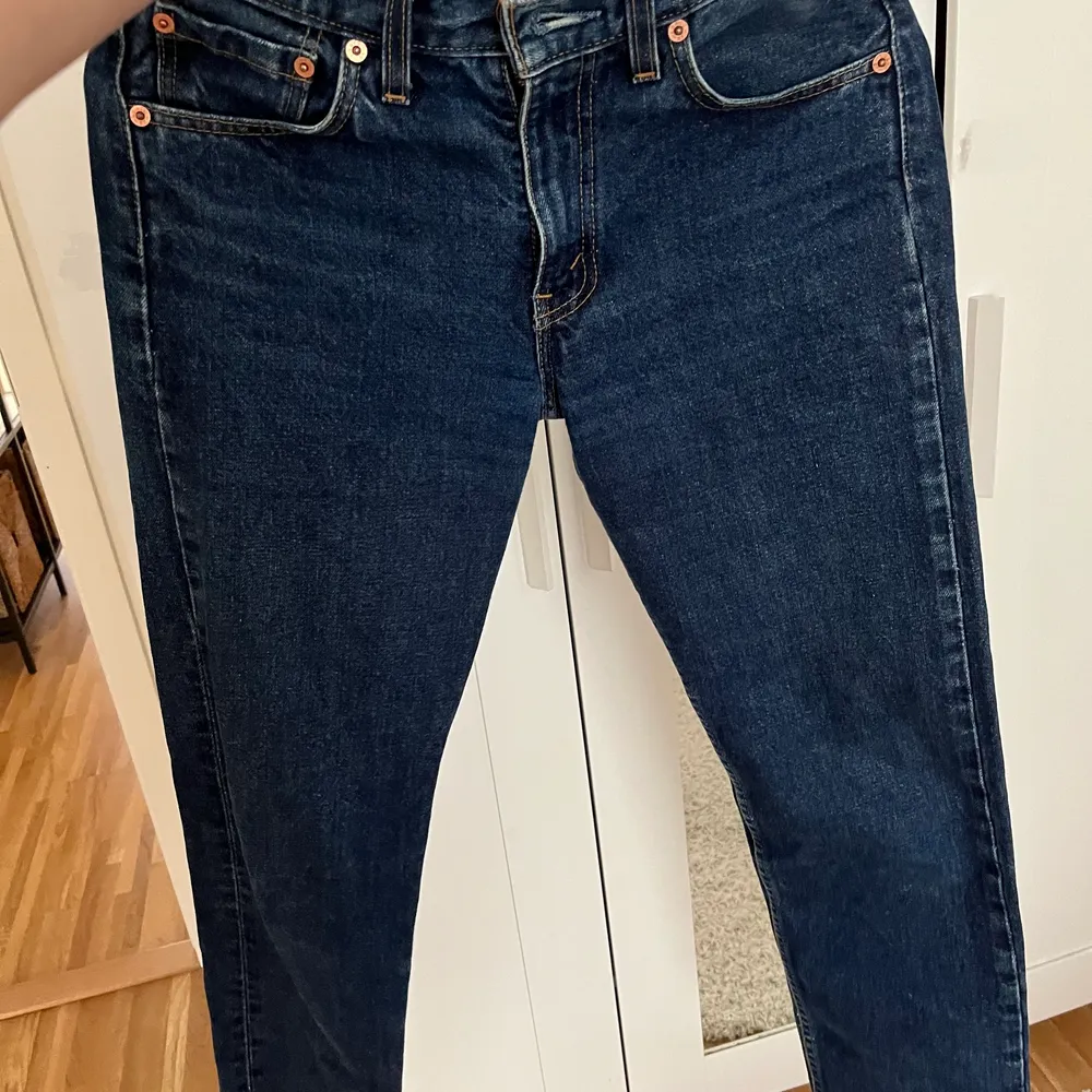 Levis jeans i bra skick, säljes pga för små. Storlek 27/32. . Jeans & Byxor.