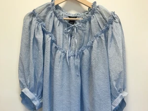 Cute sommar blus klänning oversized - Mycket söt drömmig topp, kan antingen bäras som en blus eller en kort klänning 🌸🥹 Halvgenomskinlig med ballongärmar, frills och ett band framtill 💕💕