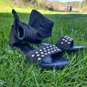 Sandaler nitar högt skaft 38 - Säljer ett par superläckra sandaler med högt skaft och nitar. Gjorda i Portugal. Storlek 38, men 37-39 kan ha dem.  Väldigt bekväma. 