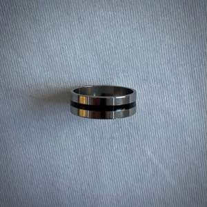 Striped ring. Size: 20mm. Fri frakt. Rostfritt material. Följ oss gärna på instagram: ring.butiken