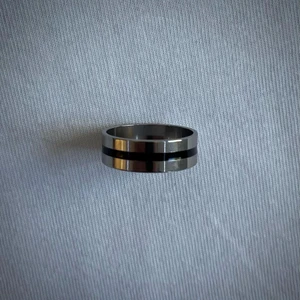Ring - Striped ring. Size: 20mm. Fri frakt. Rostfritt material. Följ oss gärna på instagram: ring.butiken