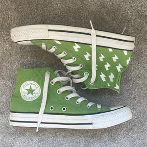 Säljer dessa jättefina gröna conversen med blixtar⚡️Skorna är i ett jättebra skick! Storlek 39💕