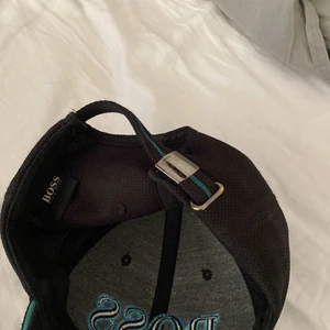 Hugo boss keps - Hej! Säljer min hugo boss keps som jag köpte för endast 1,5 månad sedan i en Hugo boss butik inne i Gbg. Hugo boss kepsen är i mycket fint skick. Säljs pga att jag köpt en annan keps och har tröttnat på den. Hör av er för mer information eller fler bilder.            Mvh Emil