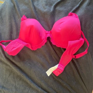 Bh från triumph - Oanvänd rosa bh. Den har lite spets på vissa ställen. Ingen push up