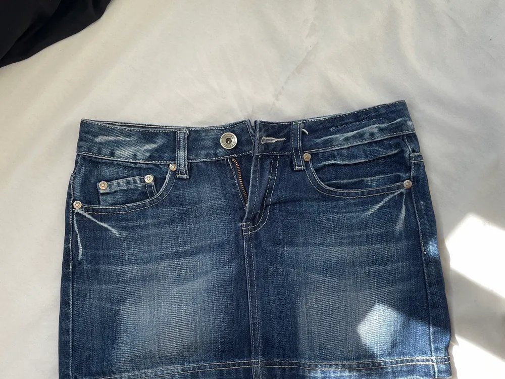 jeans kjol sharp asf🙏🙏🙏🙏💞💞💃 nästan 31cm lång och 73cm i midjan :::) pma för mer info. Kjolar.