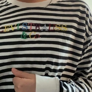 Långärmad topp från Levis  - Tröja från Levis, tunt material! Storlek S 💫