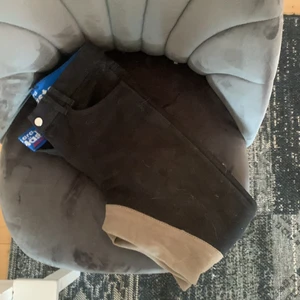 Ridbyxor❤️ - Svarta med brun läderskodda, inga skador, säljer de för att jag inte gillar de mer, basic, användbara fickor ifram, tvättas innan jag skickar. Kardborreband längst ner på benen🐴