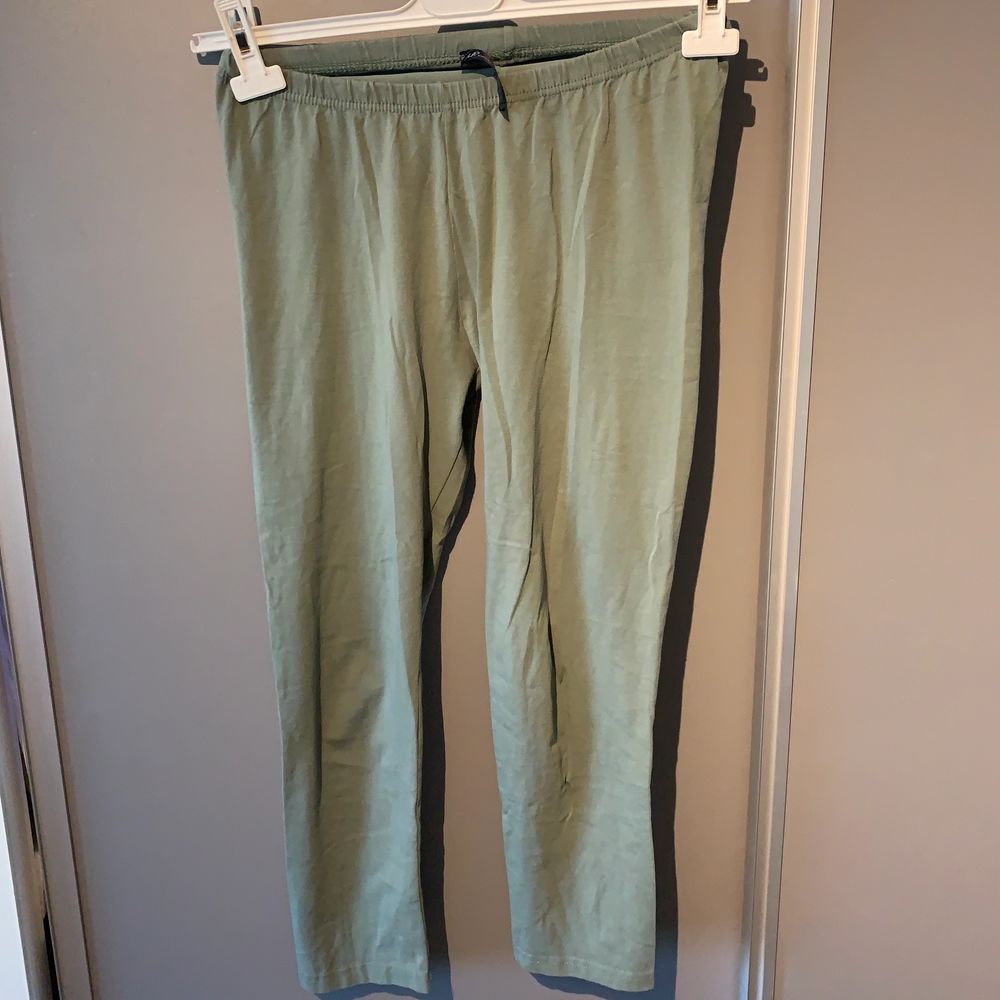 Militär/sagegröna leggings som inte går hela vägen ner till ankeln (visas på bild). Jeans & Byxor.
