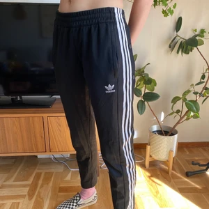 Adidas popper pants - Adidas popper pants med knappar längst båda benen. Funkar att knäppa upp några och ha en lite mer flowy passform på byxorna! Storlek S. Finns att hämtas upp i Uppsala eller skickas mot porto (66kr med postnord frakta lätt)