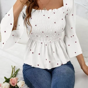 Blus - Super söt blus som jag precis fått hem men säljer då det inte riktigt är min stil! Super skön och väldigt bra kvalite! Skulle säga att storleken är M-L. Hör gärna av dig vid frågor och funderingar❤️