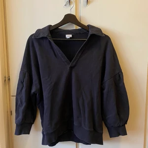 Svart tröja HM - Jättefin svart enkel tröja som tyvärr inte kommer till användning längre. Den är lite kortare i ärmarna, har en jättefin v-ringning och en krage! 