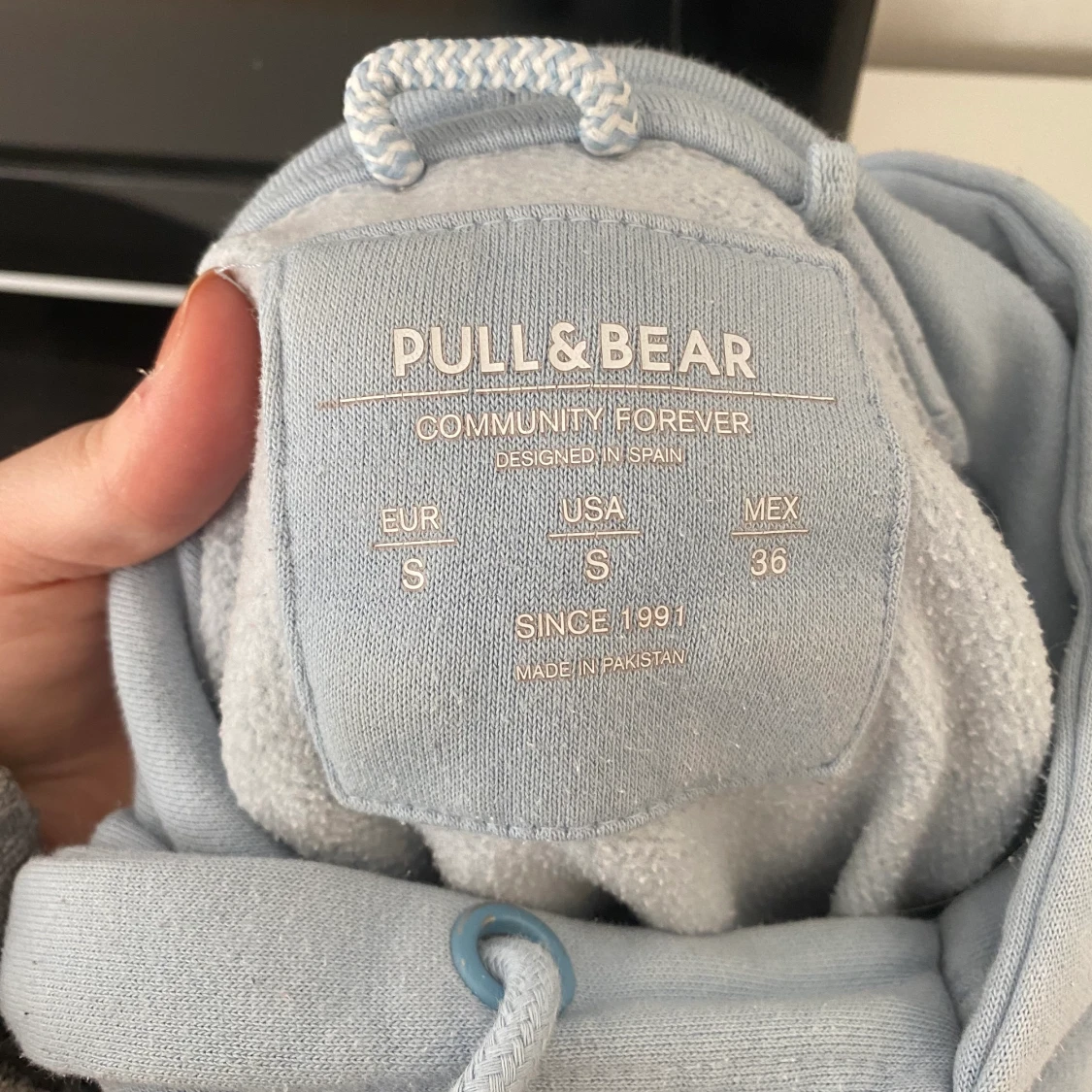 Ljusblå hoodie från PULL & BEAR - 91