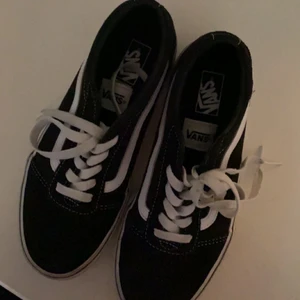 Vans  - Snygga skor i storlek 36! Köparen står för frakten!