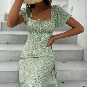 Klänning xs - Säljer denna super fina klänning från SHEIN i ca då den tyvärr var för liten på mig och säljer den hellre här en att skicka tillbaka den! Den är lik bilden den är inte genomskinlig och jätte fint material just nu slutsåld på sidan. Vill ni ha fler bilder på hur den ser ut så skicka dm så tar jag kort på den😊 pris kan diskuteras