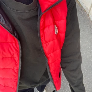 Moncler - Super fin moncler väst i rött!! 💞