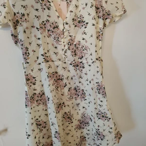 Ny klänning från Missguided  - Jättesöt sommarklänning från missguided, köpt på Nelly. Oanvänd med prislappar kvar. Har ett band som man kan knyta i midjan. Den är slutsåld på hemsidan! Säljer även samma i gul.