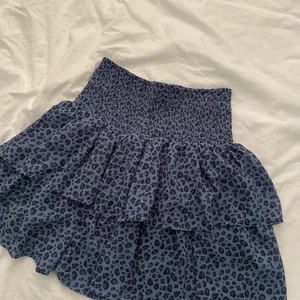 Volang kjol 💙 - Säljer denna kjol jag köpte förra sommaren, använd endast en gång💕💕💕