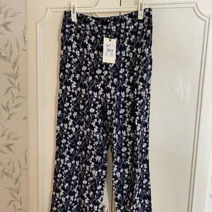 Nya byxor från BikBok - Helt nya byxor med prislappen kvar från BikBok. Säljes på grund av fel storlek. Nypris 299 kr. Storlek M. ✨