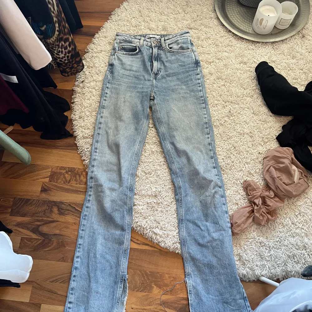 Jättefina jeans från zara! Dom är i storlek 32 och säljer bara dom för att dom är lite stora på mig, för jag älskar dom! Jag köpte dom här på plick! Säljer för 200kr + frakt. Skickar fler bilder vid önskemål💓. Jeans & Byxor.