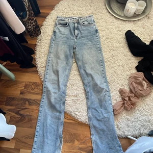 Zara Jeans  - Jättefina jeans från zara! Dom är i storlek 32 och säljer bara dom för att dom är lite stora på mig, för jag älskar dom! Jag köpte dom här på plick! Säljer för 200kr + frakt. Skickar fler bilder vid önskemål💓