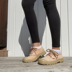 Låga puderrosa palladium - Nästintill oanvända låga palladium strl 38. Säljs pga förstora för mig. Kan mötas upp i Hunnebostrand eller köparen står för fraktkostnaden 