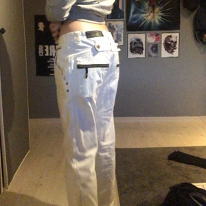 Y2k jeans - Vita jeans med coola detaljer där bak! Har ett litet hål där det har lossnat en knapp☹️ går såklart att sy ihop. Misjemått: 91cm