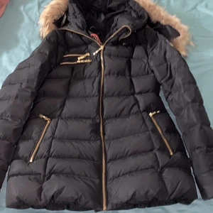 Jacka  -  Den är Oanvänd och den är ni jag vill sälja den för att den passade inte mig.