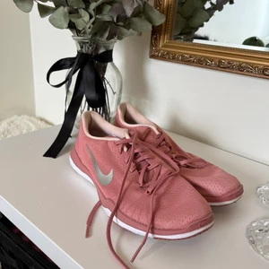 Nike skor - Hejsan! Säljer mina Nike skor. Dom är använd enstaka gånger. Säljer då dom är för små för mig. Hör av dig vid intresse!🤍