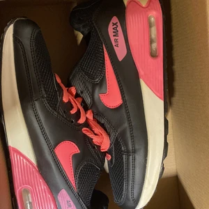 nike air bra kondition - skor i bra kondition för tonåringar passar även vissa vuxna råsa vita och svarta mycket billigare än orginalet !